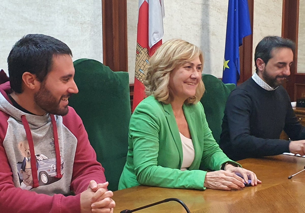 La concejala de Vox, Purificación Pozo, en un rueda de prensa esta tarde en compañía de los ediles de Festejos y Educación, Javier Hernández y Kevin Blázquez.