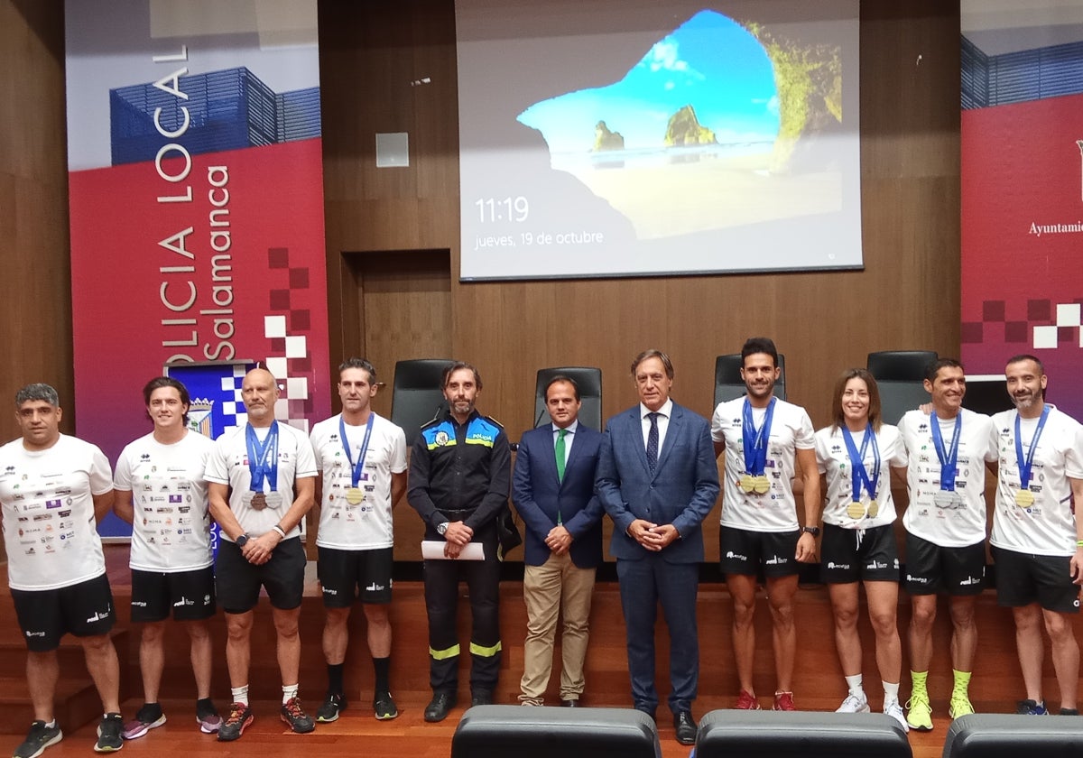 Miembros ganadores del cuerpo del Policía local acompañados por el alcalde de Salamanca, Carlos García Carbayo, y el concejal de Protección Ciudadana, Tráfico y Transportes, Ángel Molina Martínez.