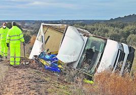 Estado del furgón con matrícula portuguesa tras el accidente mortal en la A-62, en Aldehuela de la Bóveda.