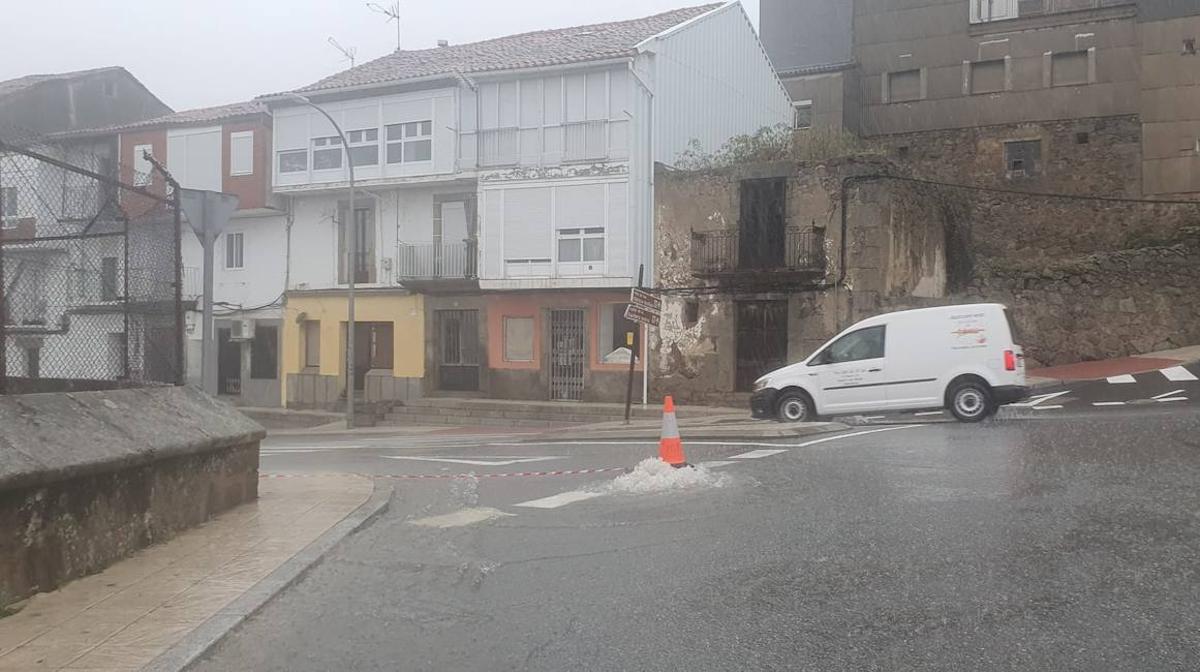 Tremenda tromba de agua en Béjar: calles cortadas, árboles caídos y una balsa en la autovía