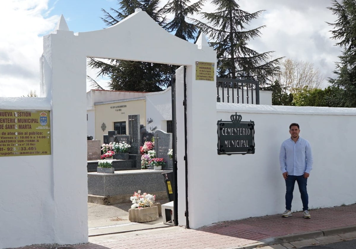 El concejal Jorge Valiente, en la puerta de cementerio de Santa Marta de Tormes.