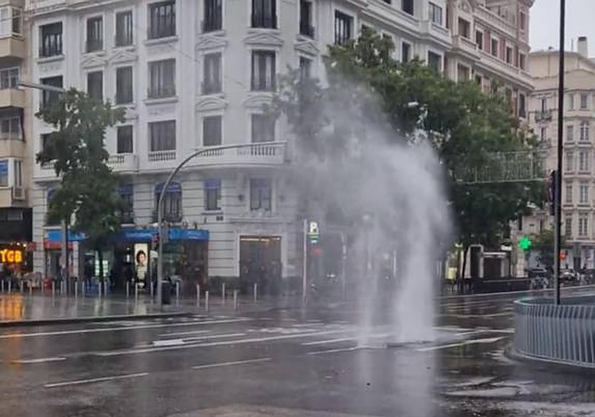 Imagen del 'géiser' en la calle Narváez.