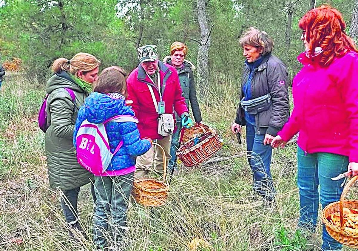 Aficionados en Palacios del Arzobispo, localidad que forma parte de los senderos micológicos.