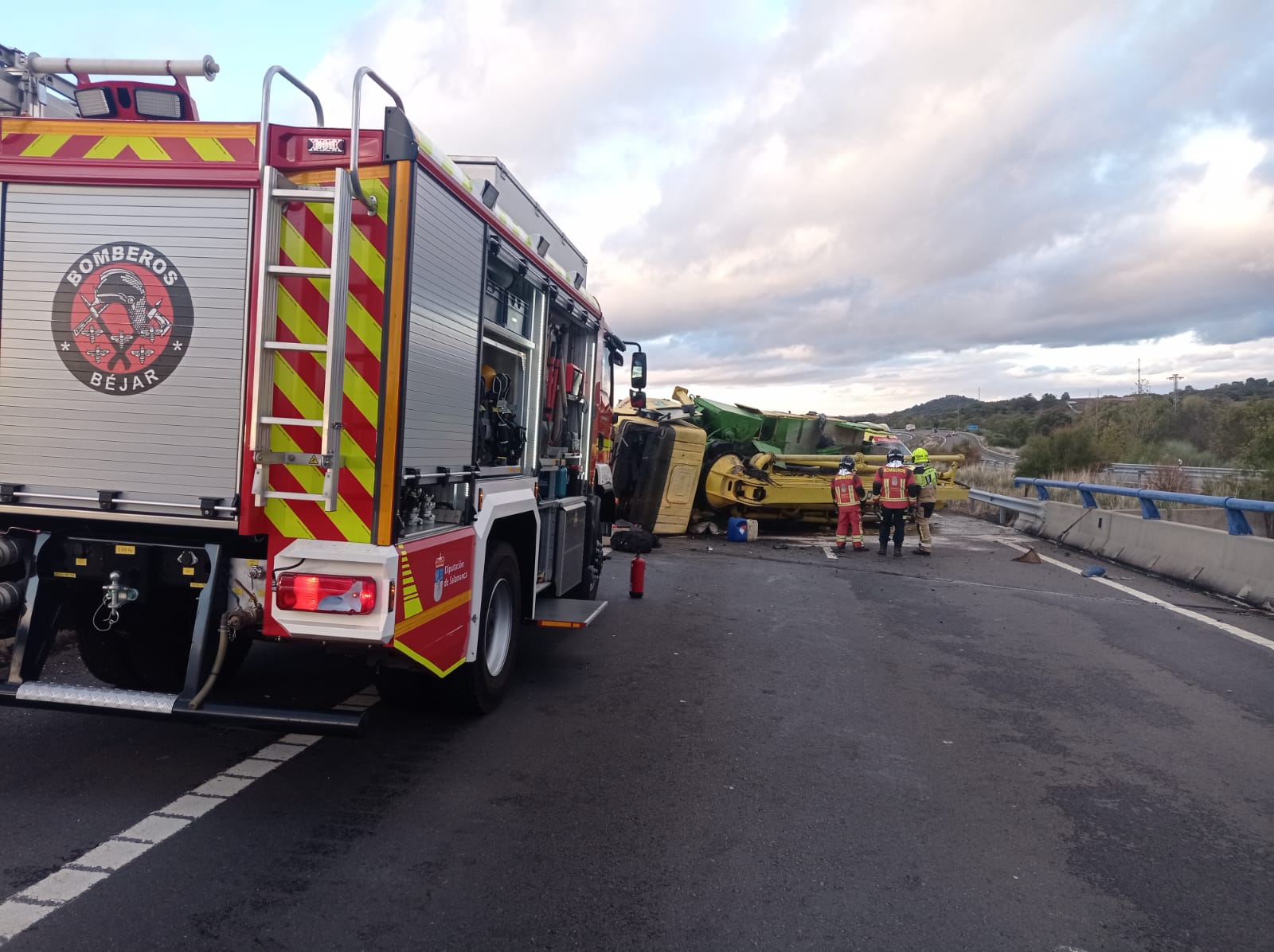 Imagen secundaria 1 - Un camionero herido tras volcar su vehículo en la A-66, sentido Béjar