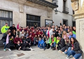 Decenas de jóvenes junto a la puerta del Consistorio antes de comenzar el pasacalles