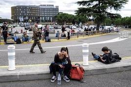 Viajeros evacuados en un aeropuerto en Blagnac, Francia