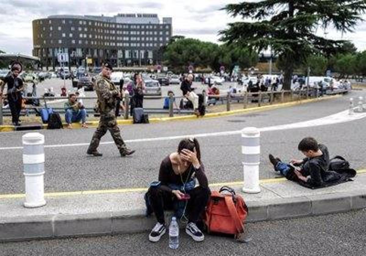 Viajeros evacuados en un aeropuerto en Blagnac, Francia