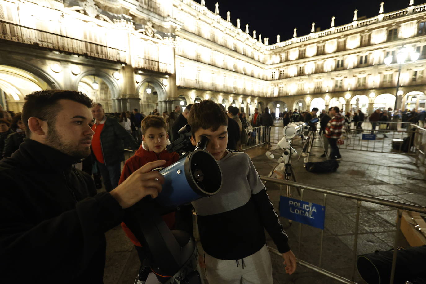 La Luna, protagonista de la noche en la Plaza Mayor