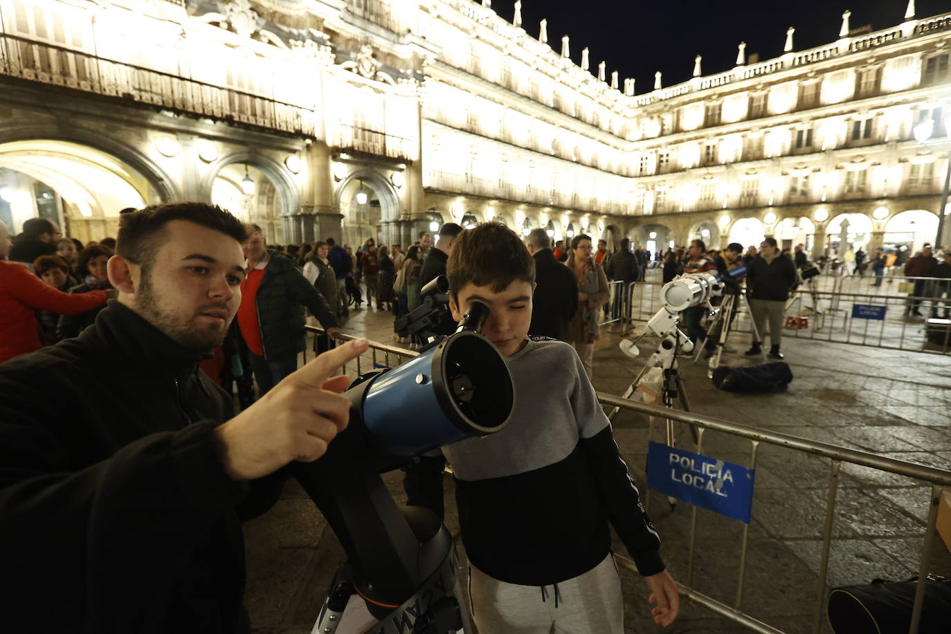 La Luna, protagonista de la noche en la Plaza Mayor