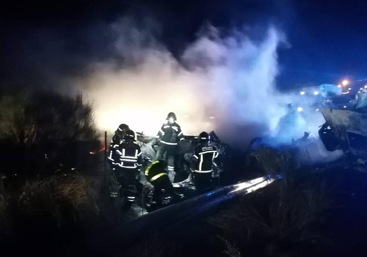 Bomberos de la Diputación de Valladolid extinguiendo el fuego