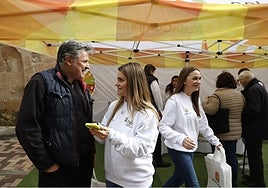 Miguel se informa en la carpa de SALdeCompras.
