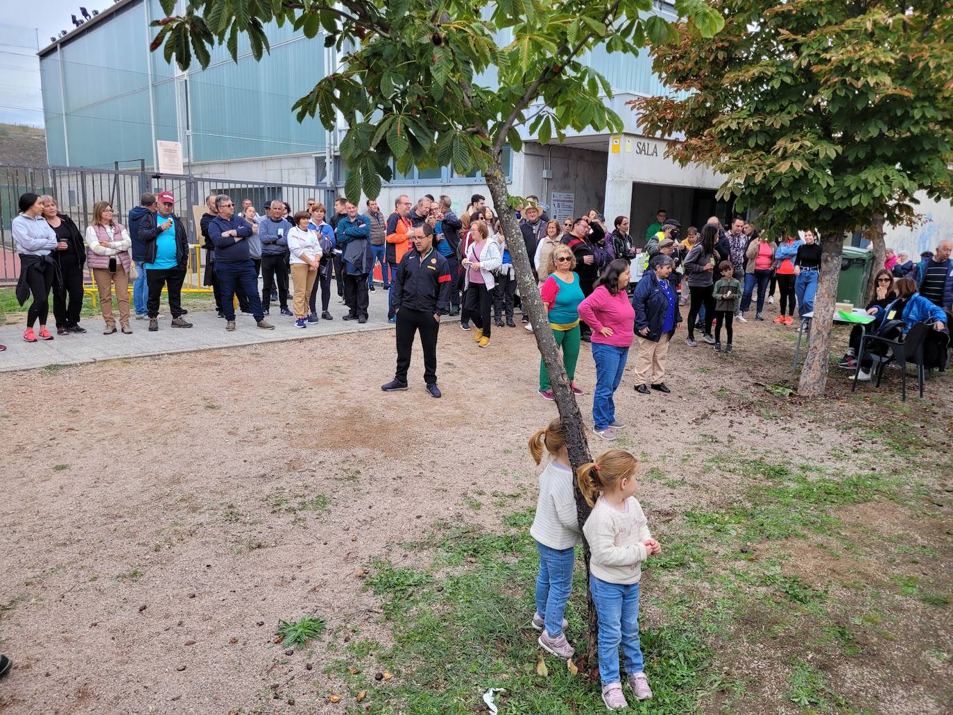 Fiesta, solidaridad y baile en la salida de la XXXIII Marcha de Asprodes