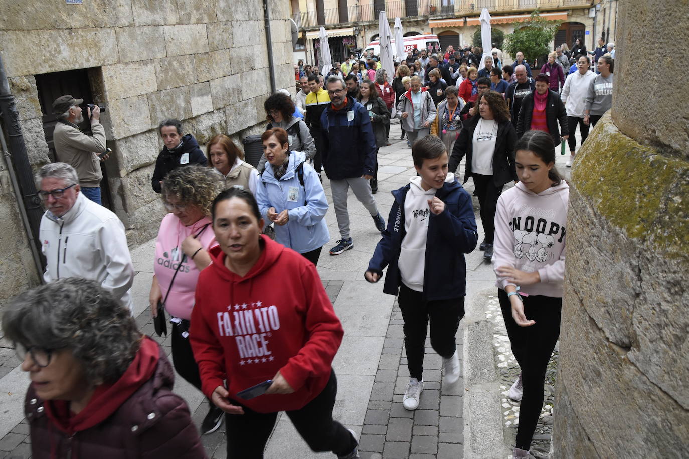 Fiesta, solidaridad y baile en la salida de la XXXIII Marcha de Asprodes