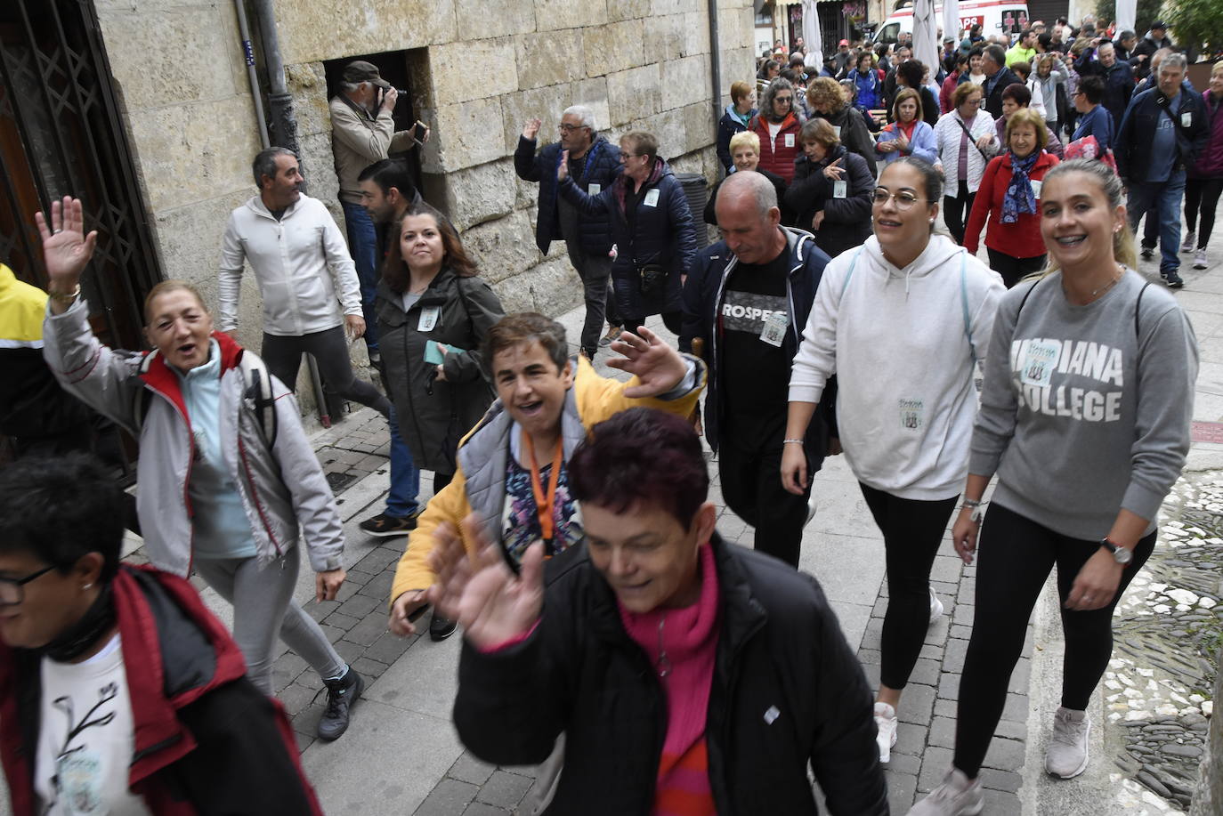 Fiesta, solidaridad y baile en la salida de la XXXIII Marcha de Asprodes