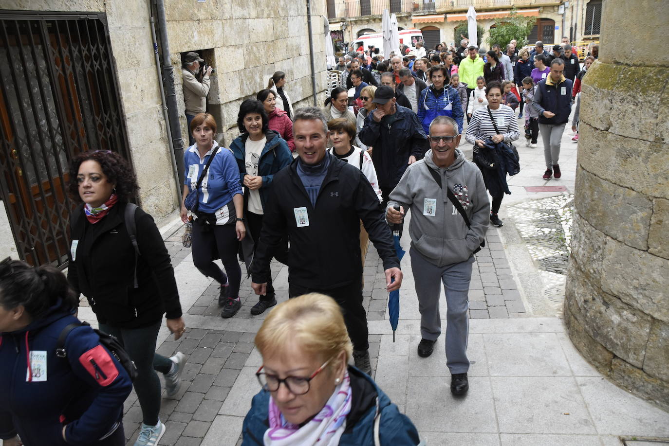 Fiesta, solidaridad y baile en la salida de la XXXIII Marcha de Asprodes