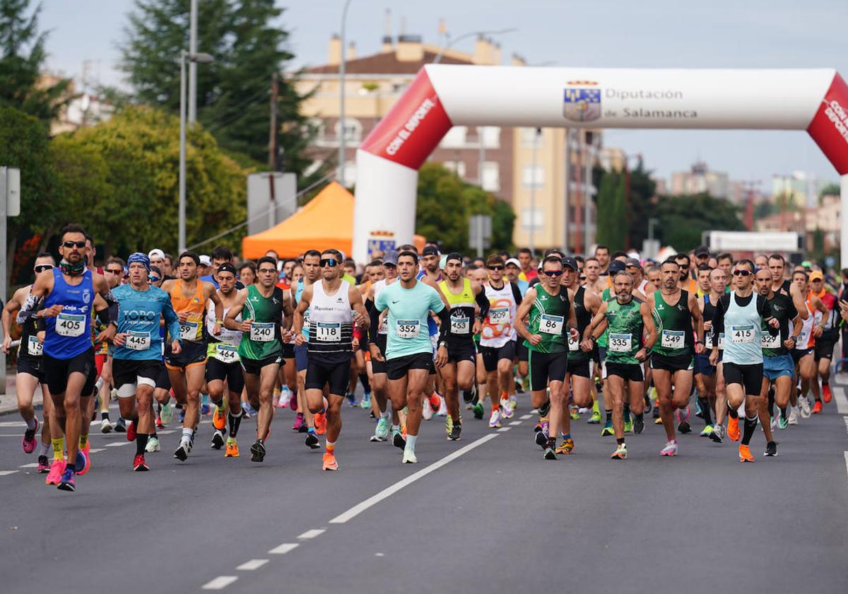 Salida de la Media Maratón en Santa Marta, con el vencedor, Alejandro Paredero (405), tomando el mando desde los primeros metros