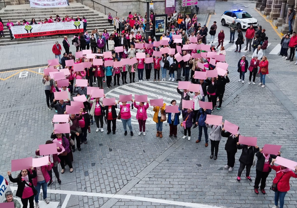 Béjar se tiñe de rosa para luchar contra el cáncer de mama