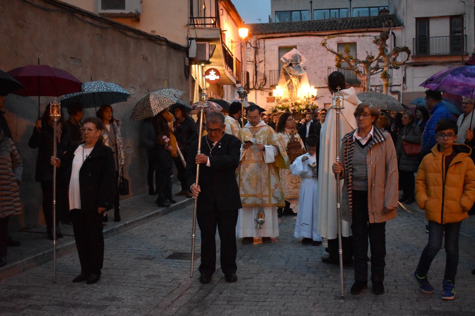 Alba de Tormes dice adiós a Santa Teresa bajo la lluvia