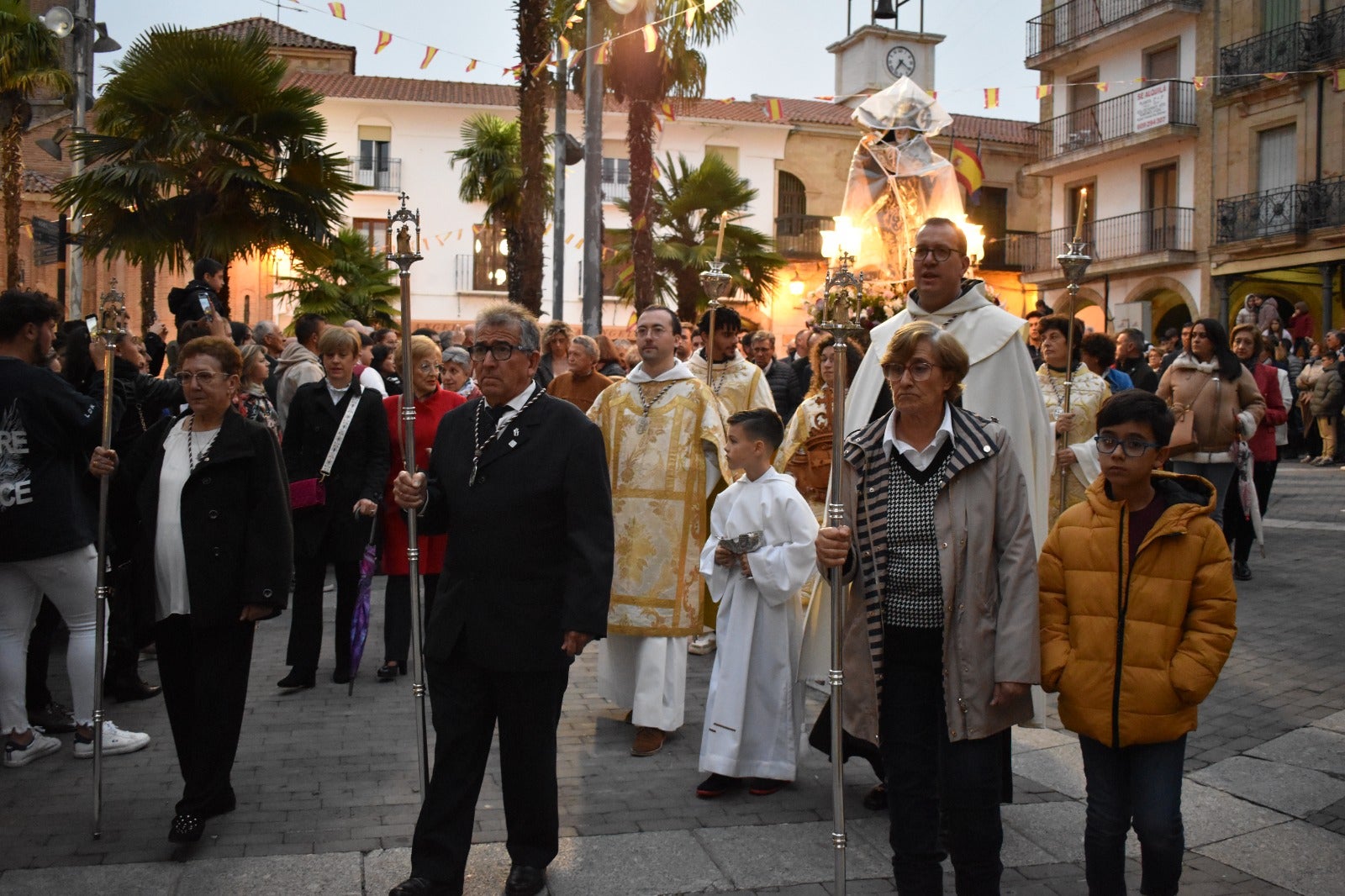 Alba de Tormes dice adiós a Santa Teresa bajo la lluvia