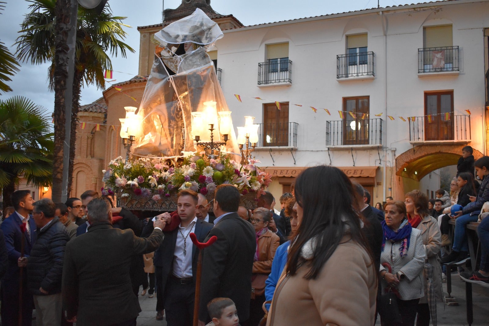 Alba de Tormes dice adiós a Santa Teresa bajo la lluvia