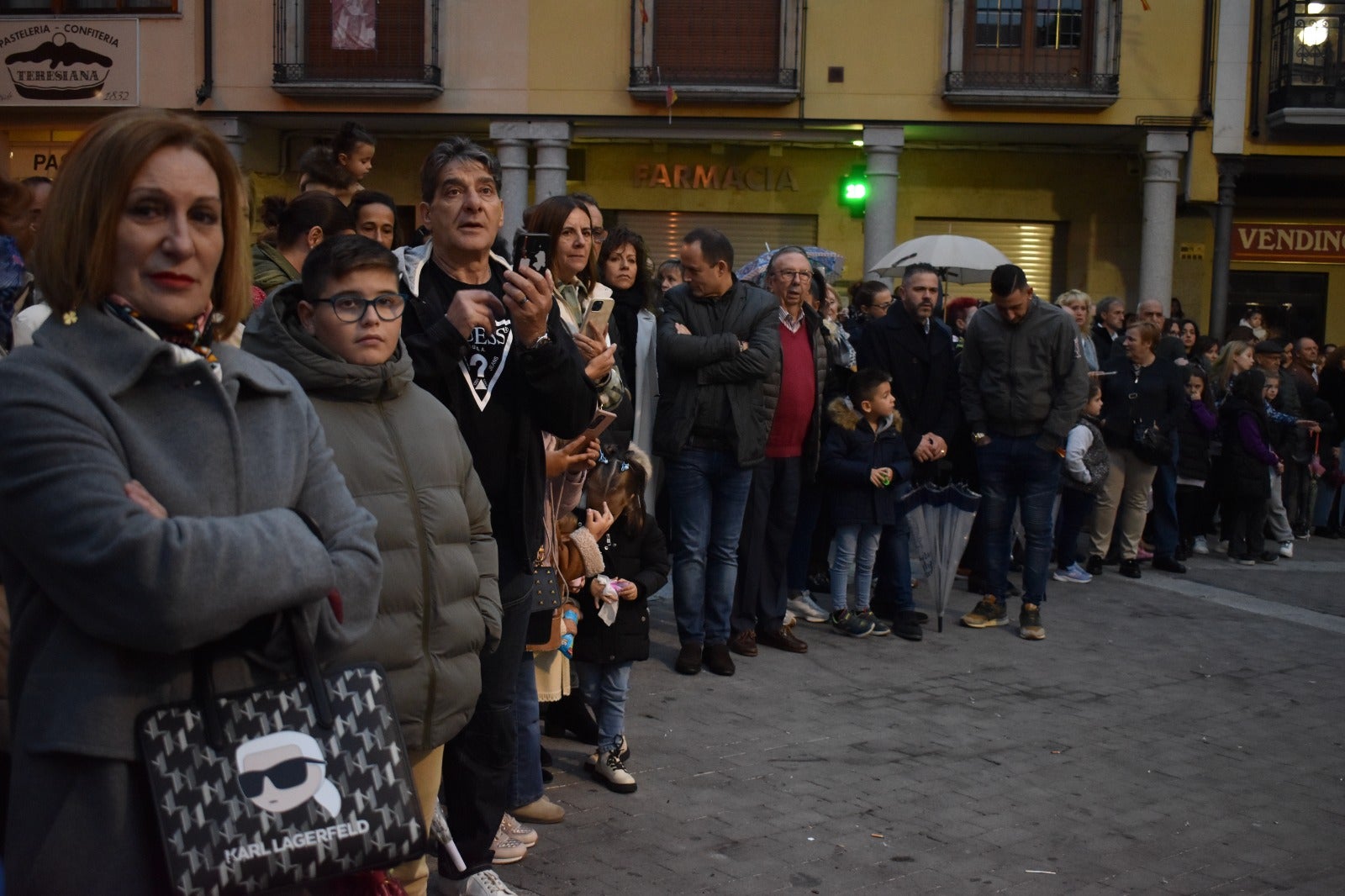 Alba de Tormes dice adiós a Santa Teresa bajo la lluvia