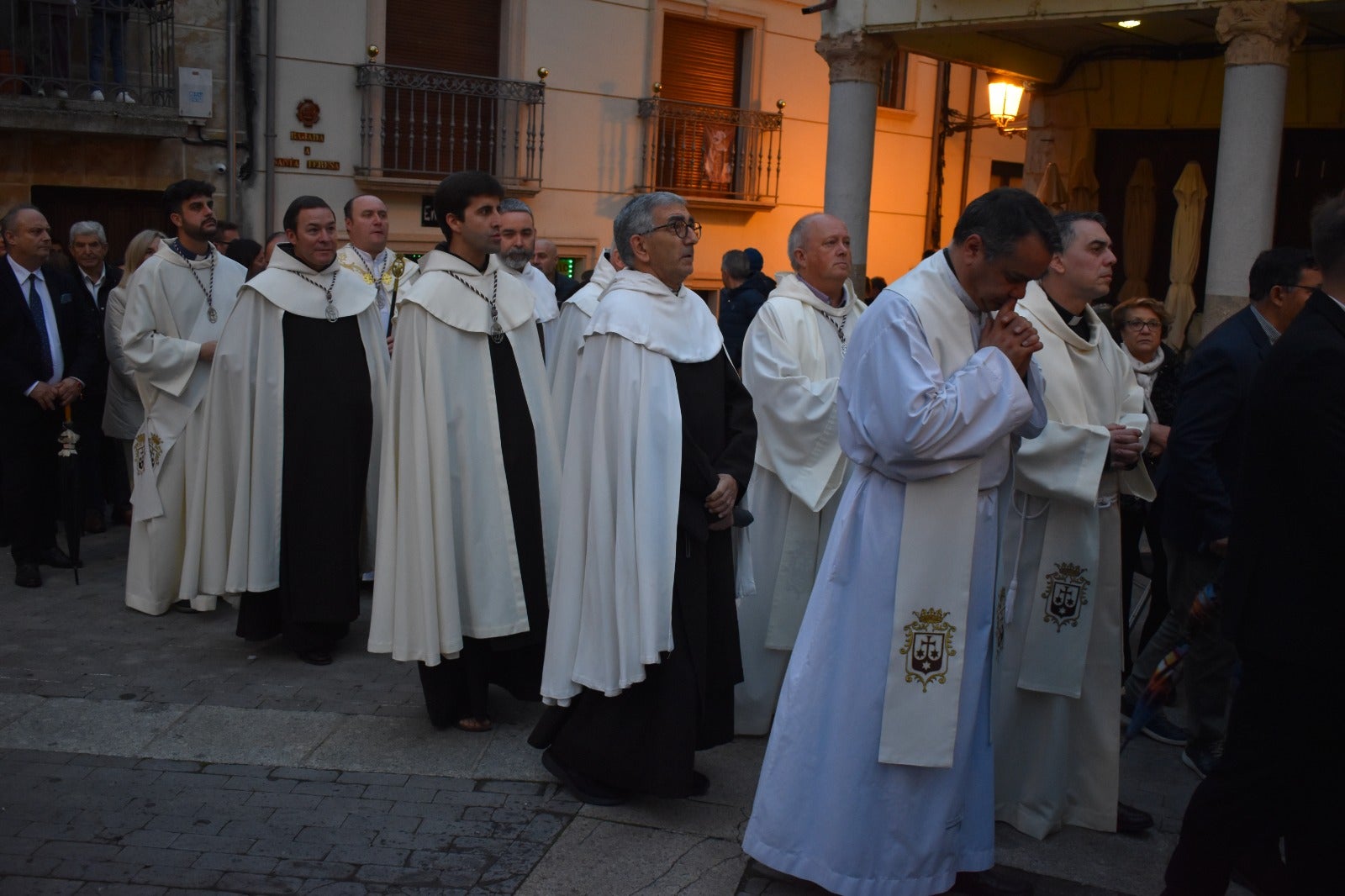 Alba de Tormes dice adiós a Santa Teresa bajo la lluvia