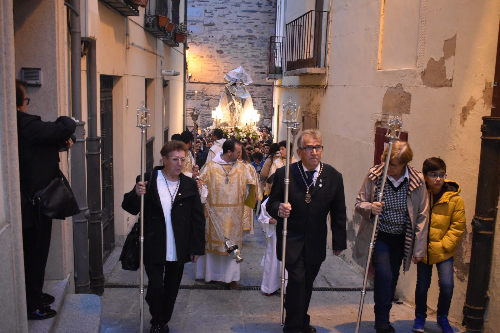 Alba de Tormes dice adiós a Santa Teresa bajo la lluvia