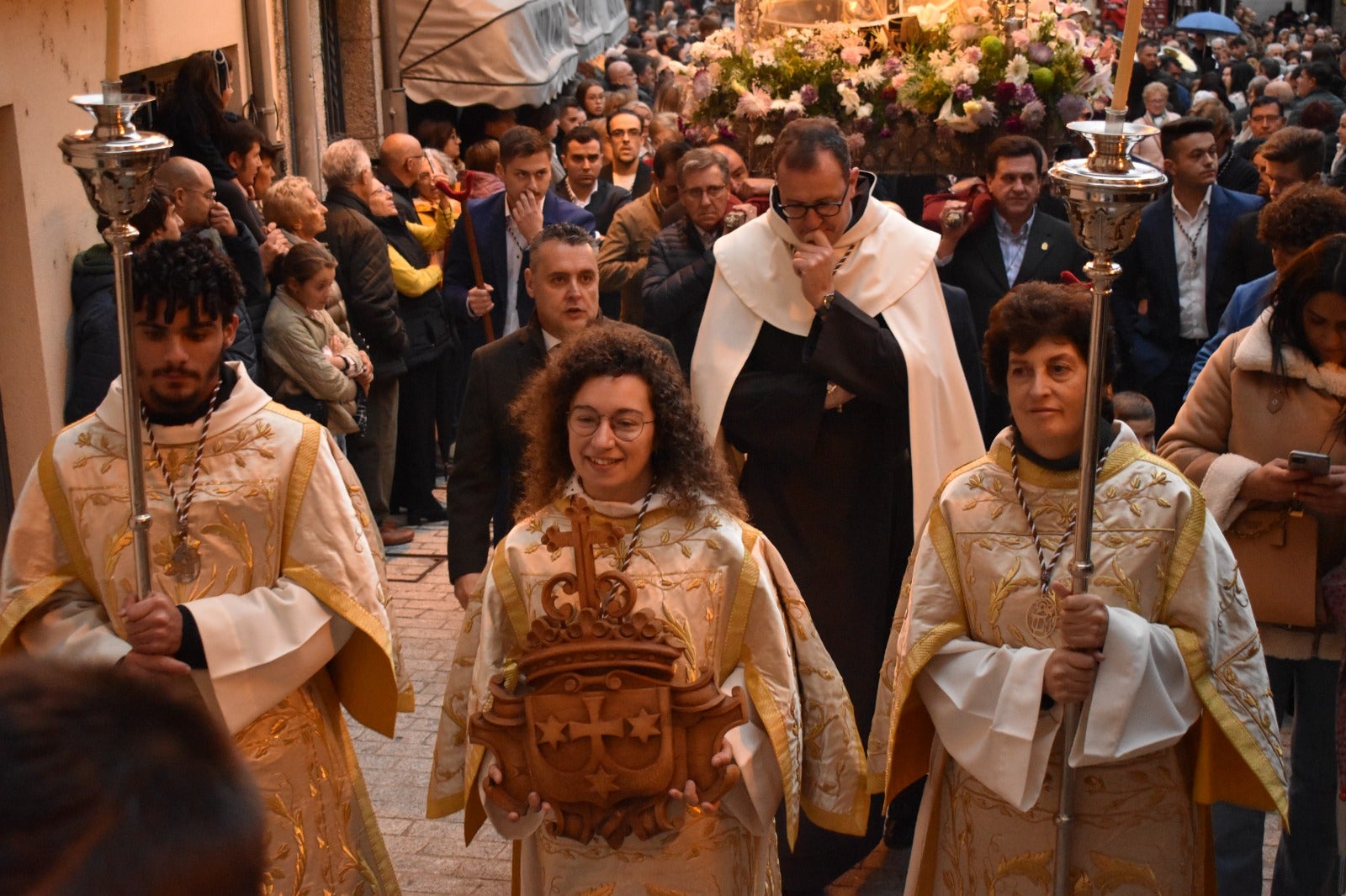 Alba de Tormes dice adiós a Santa Teresa bajo la lluvia