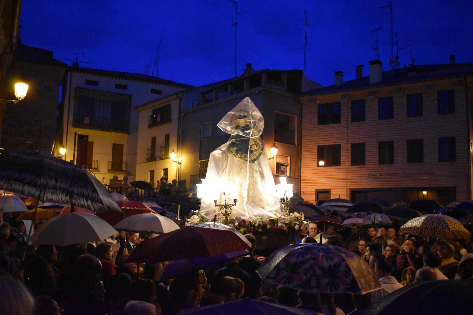 Alba de Tormes dice adiós a Santa Teresa bajo la lluvia