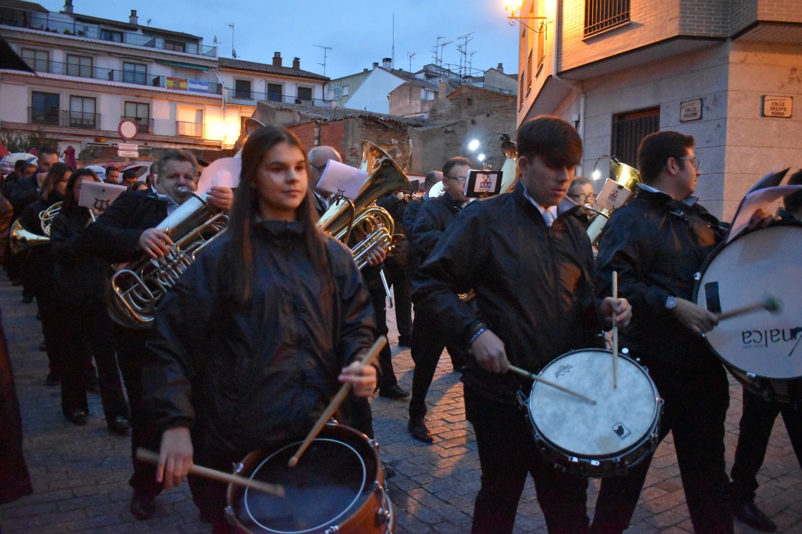 Alba de Tormes dice adiós a Santa Teresa bajo la lluvia