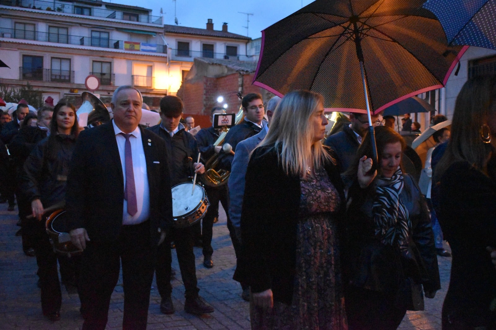 Alba de Tormes dice adiós a Santa Teresa bajo la lluvia