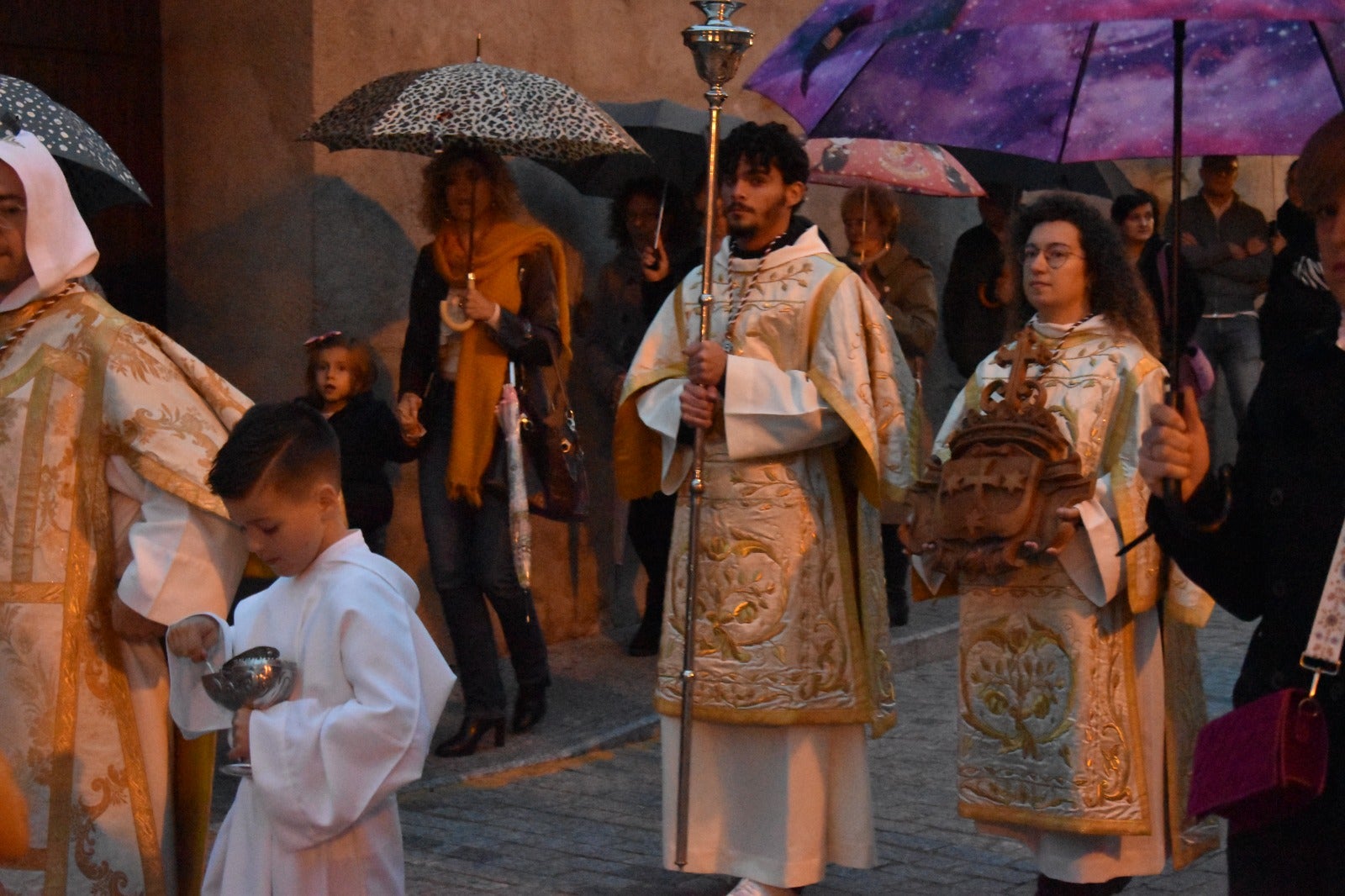 Alba de Tormes dice adiós a Santa Teresa bajo la lluvia