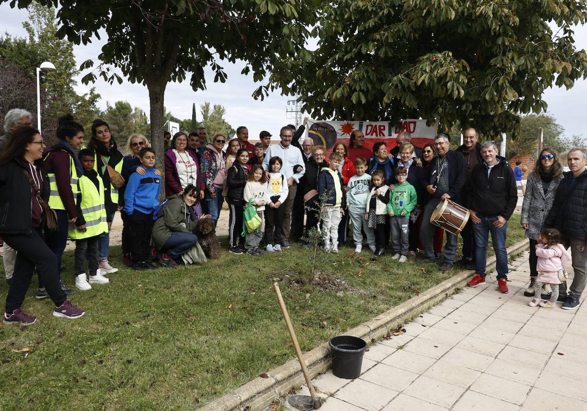 Los vecinos de los barrios de Ciudad Jardín y Puente Ladrillo plantaron un árbol en homenaje al párroco Antonio Romo