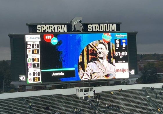 Foto de Adolf Hitler en el videomarcador de la Universidad Estatal de Michigan.