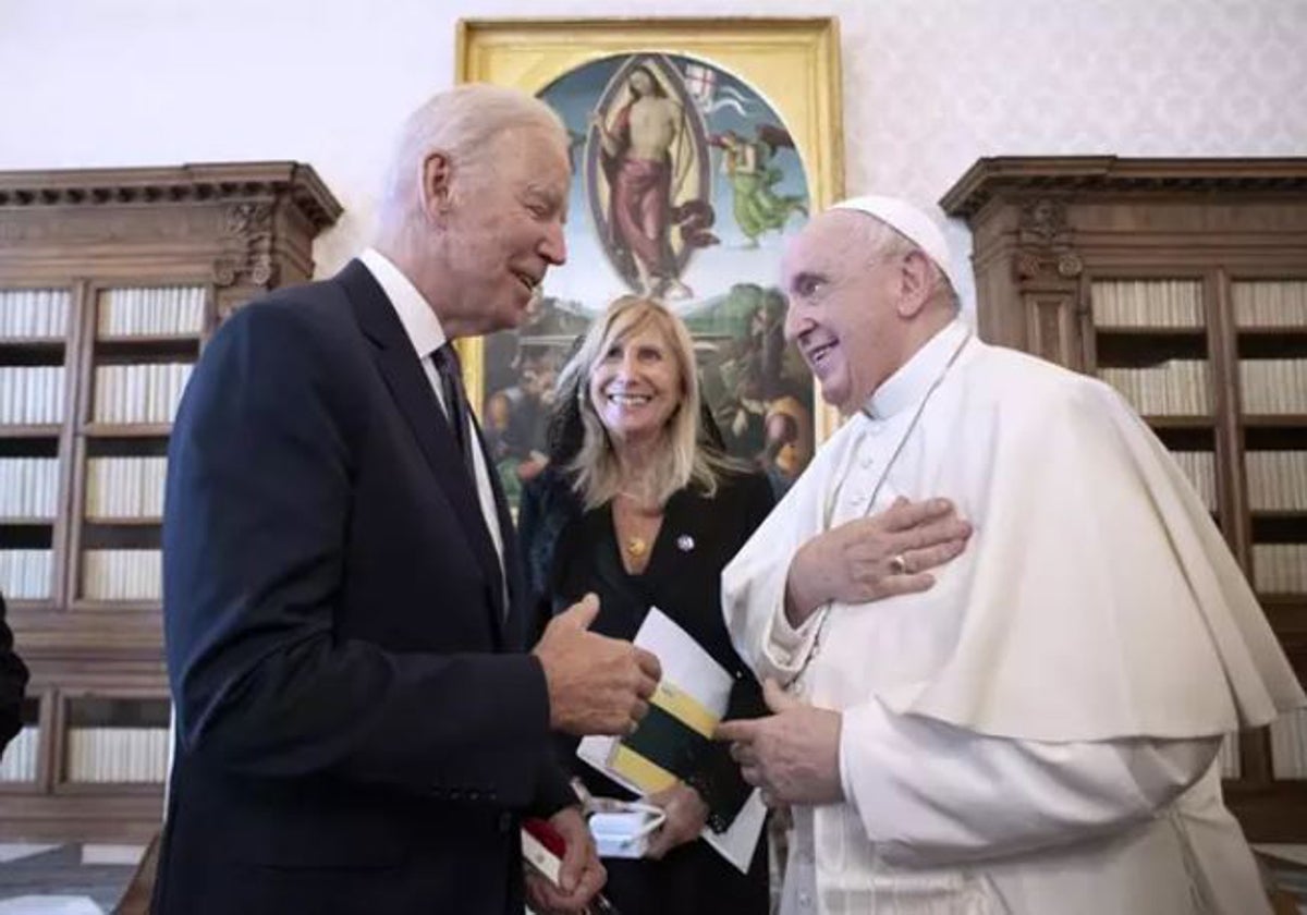 El presidente de Estados Unidos, Joe Biden, y el Papa Francisco.