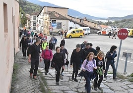 Imagen de los participantes saliendo de Baños de Montemayor a través de la Vía de la Plata para acceder al Camino Natural cerca de Puerto de Béjar