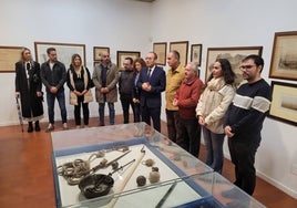 La Corporación municipal con José Ramón Cid y Alberto Mateos en la reapertura de la muestra.