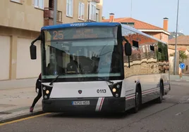 Un autobús del Transporte Metropolitano en la localidad de Villares de la Reina.