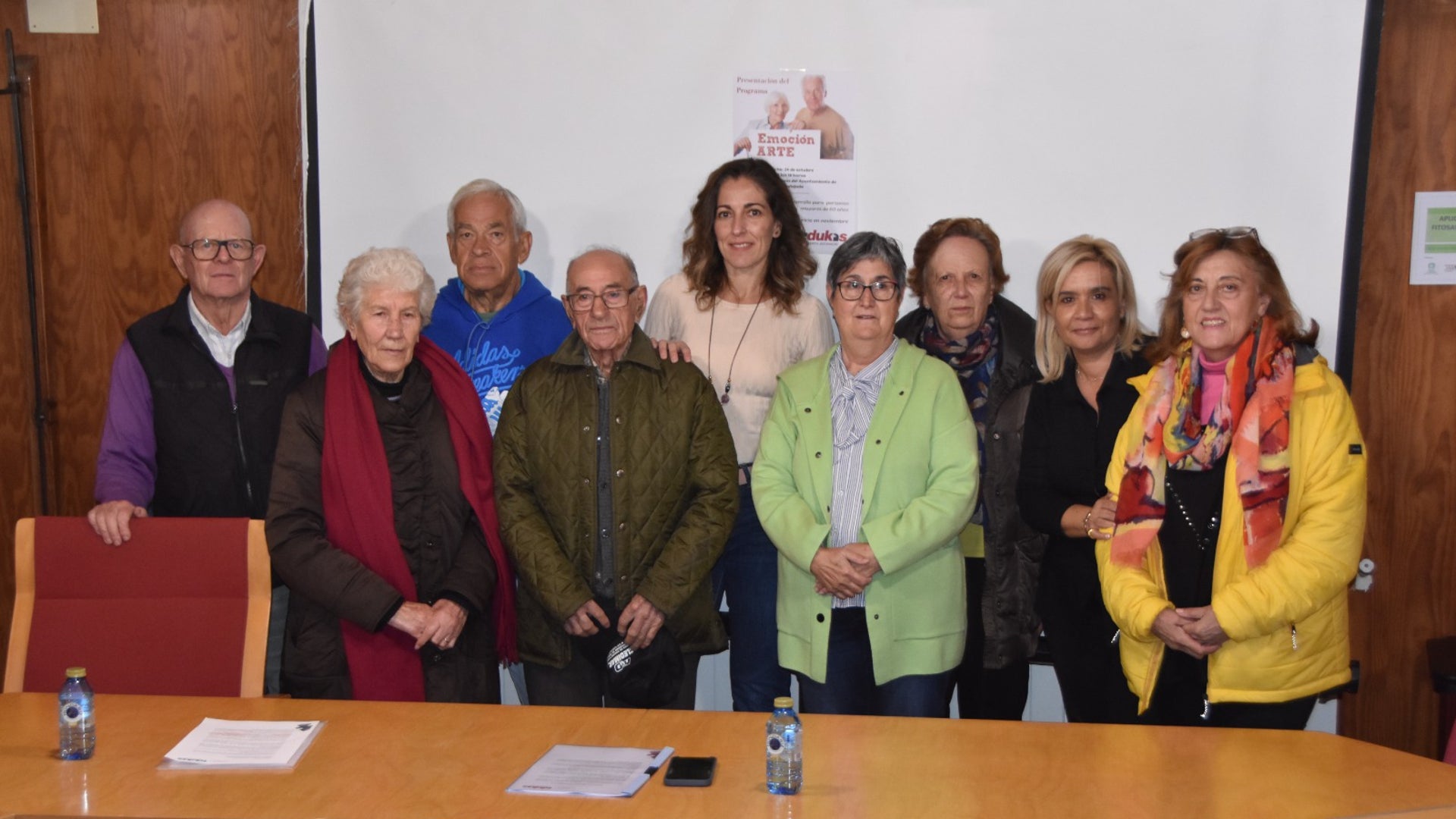 La concejala de Educación, Soraya San Juan, junto a la directora del taller y varios mayores de Aldeatejada