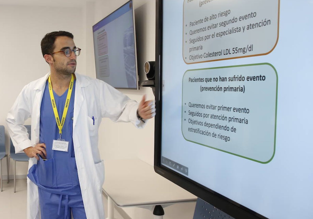 Armando Oterino, cardiólogo especializado que está investigando sobre el colesterol.