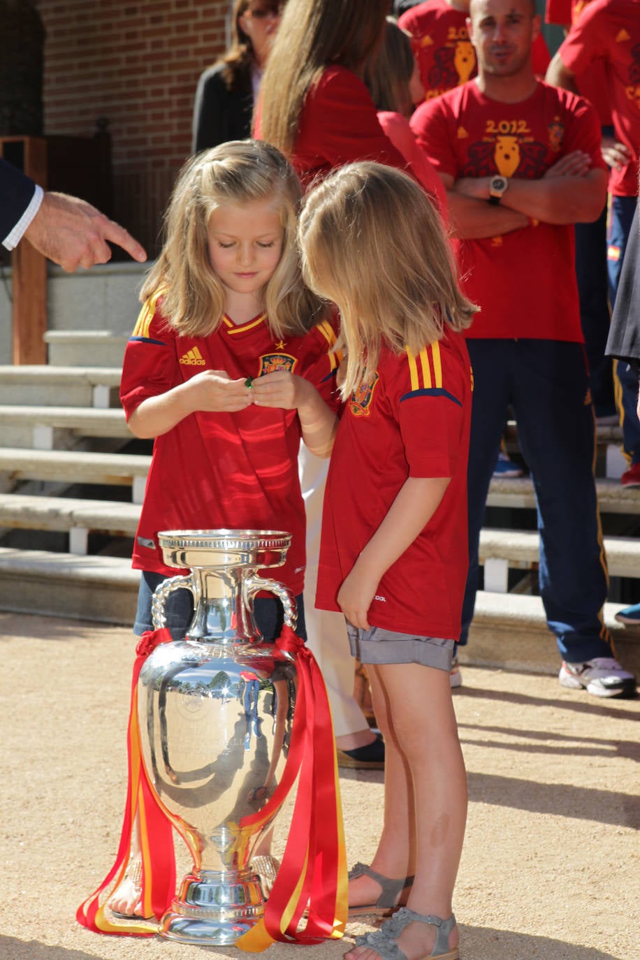 La celebración de la Princesa Leonor y la infanta Sofia en la Eurocopa del 2012 el 2 de julio de 2012