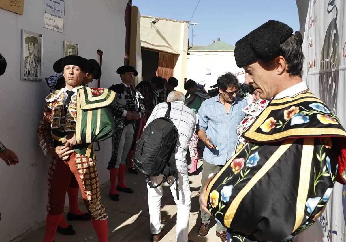 López Chaves y El Capea, listos para el paseíllo en la plaza de toros de Guijuelo en la corrida de toros del 18 de agosto.