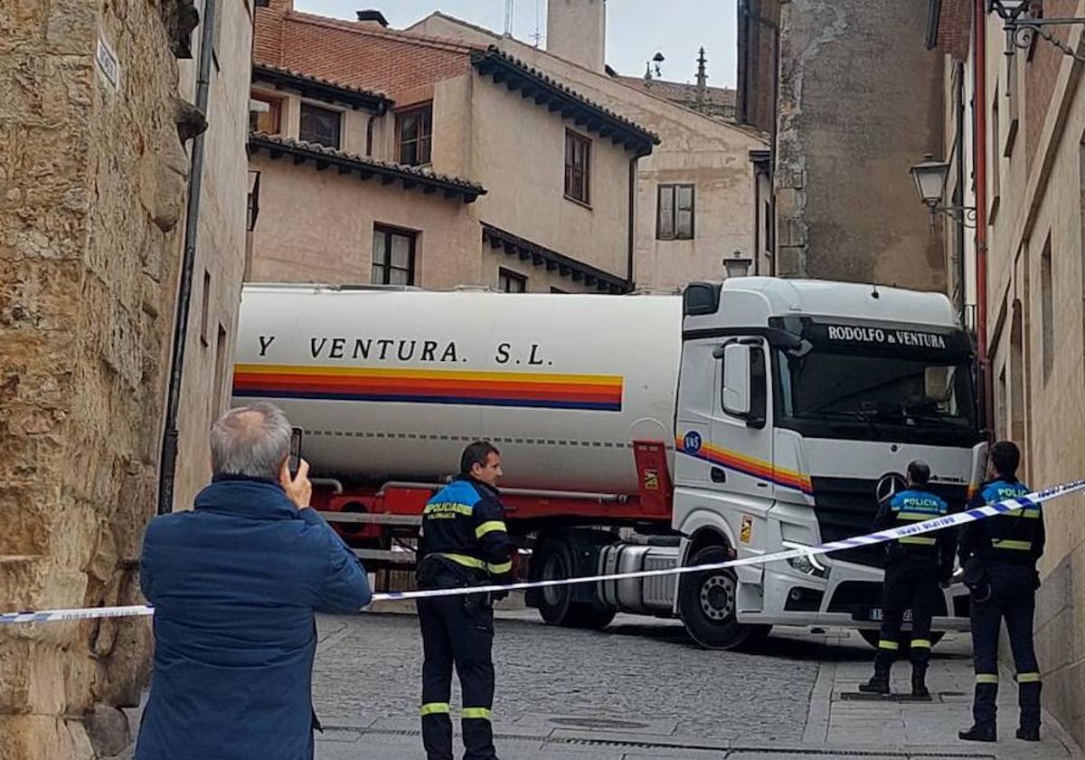 Desatascado el camión que se encontraba en la calle Tentenecio