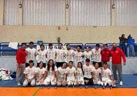 Los judokas del Club Doryoku posan junto a los trofeos conseguidos en el campeonato.