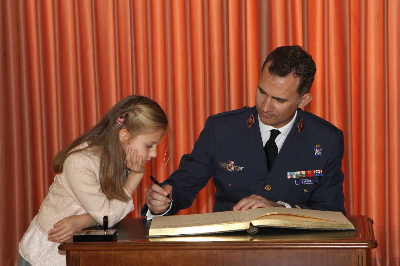 La Princesa Leonor junto a su padre, el rey Felipe VI, en la Academia del Ejército del Aire el 2 de mayo de 2014.