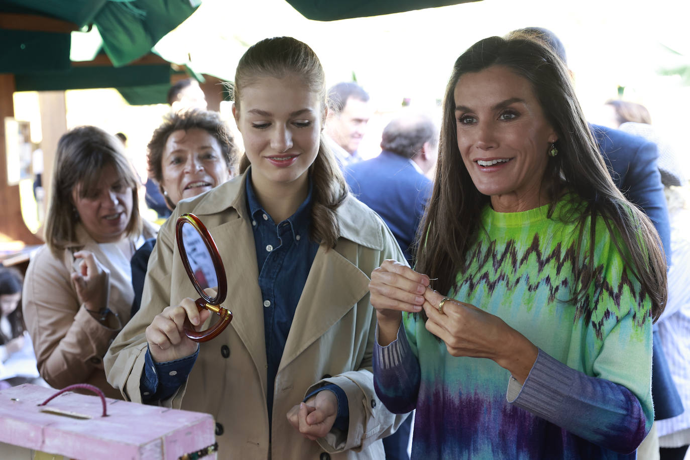 Fotografía de archivo de la Princesa Leonor junto a su madre, la reina Letizia, durante el Pueblo Ejemplar 2023 el 21 de octubre de 2023.