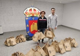 El concejal entregó el lote a la vicepresidenta de la Federación de Ciclismo de Castilla y León.