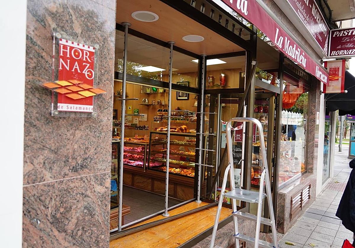 Así quedó el escaparate de la pastelería.
