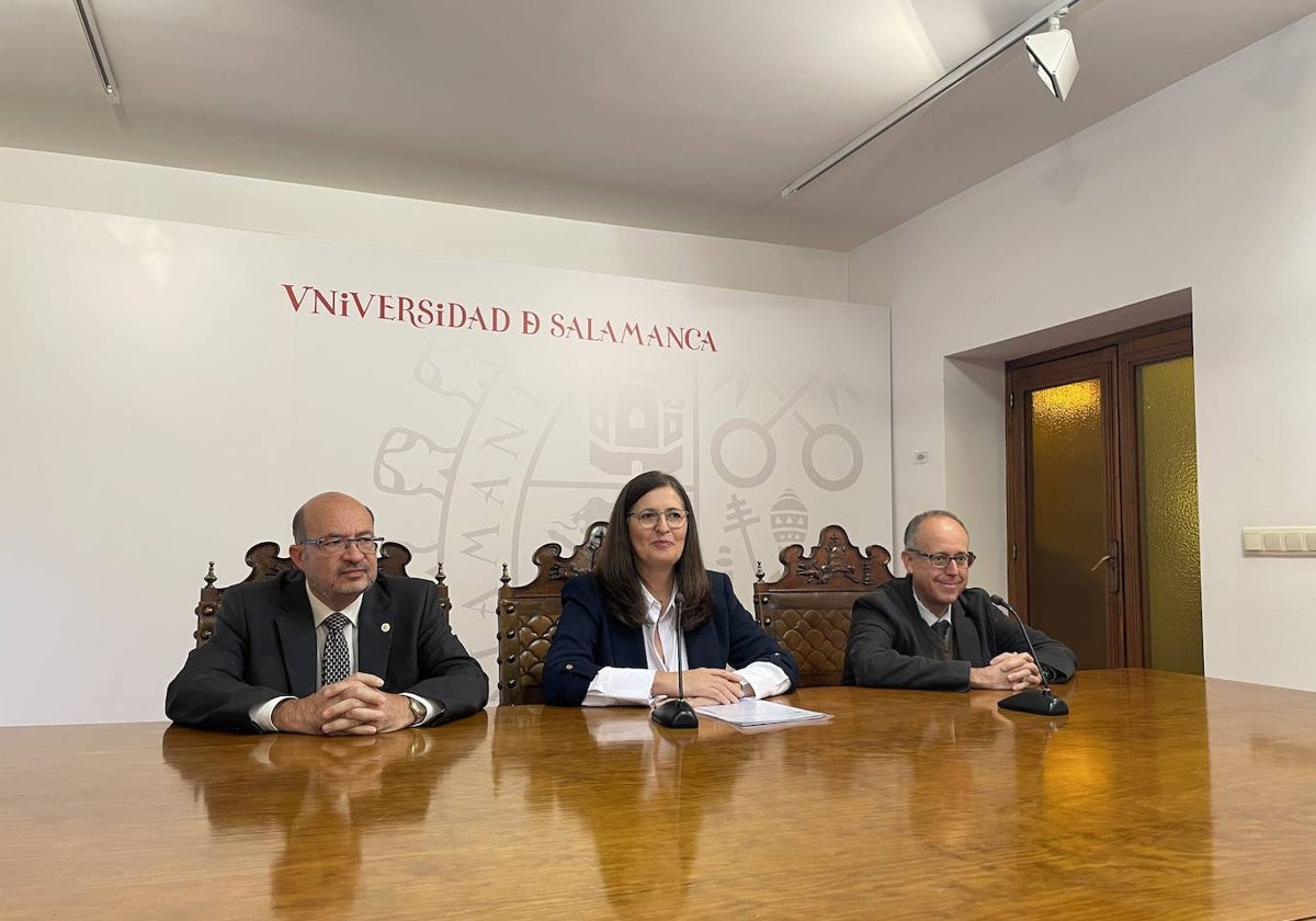 El vicerrector de Profesorado, David Díez; la vicerrectora de Calidad y Enseñanzas de Grado, María José Rodríguez Conde, y vicerrector de Investigación y Transferencia, José Luis Mateos Roco.