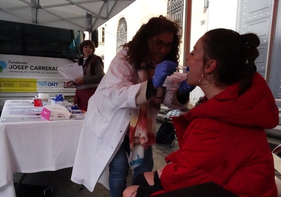 Una joven se somete a la toma de una muestra de saliva para su tipaje.